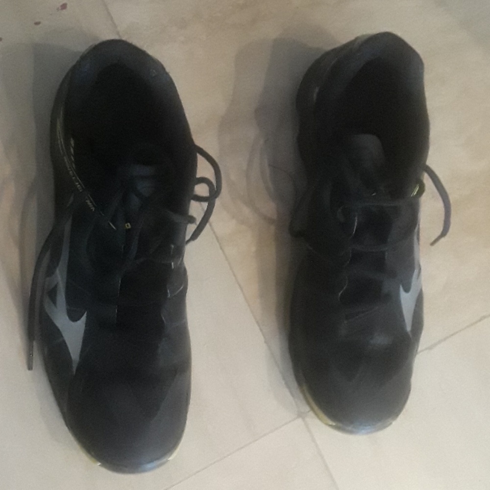 Mizuno volleyball sneakers